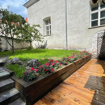 Historic Apartment With Private Garden In Old Town Tallinn Eksteriør bilde