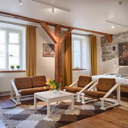Historic Apartment With Private Garden In Old Town Tallinn Eksteriør bilde