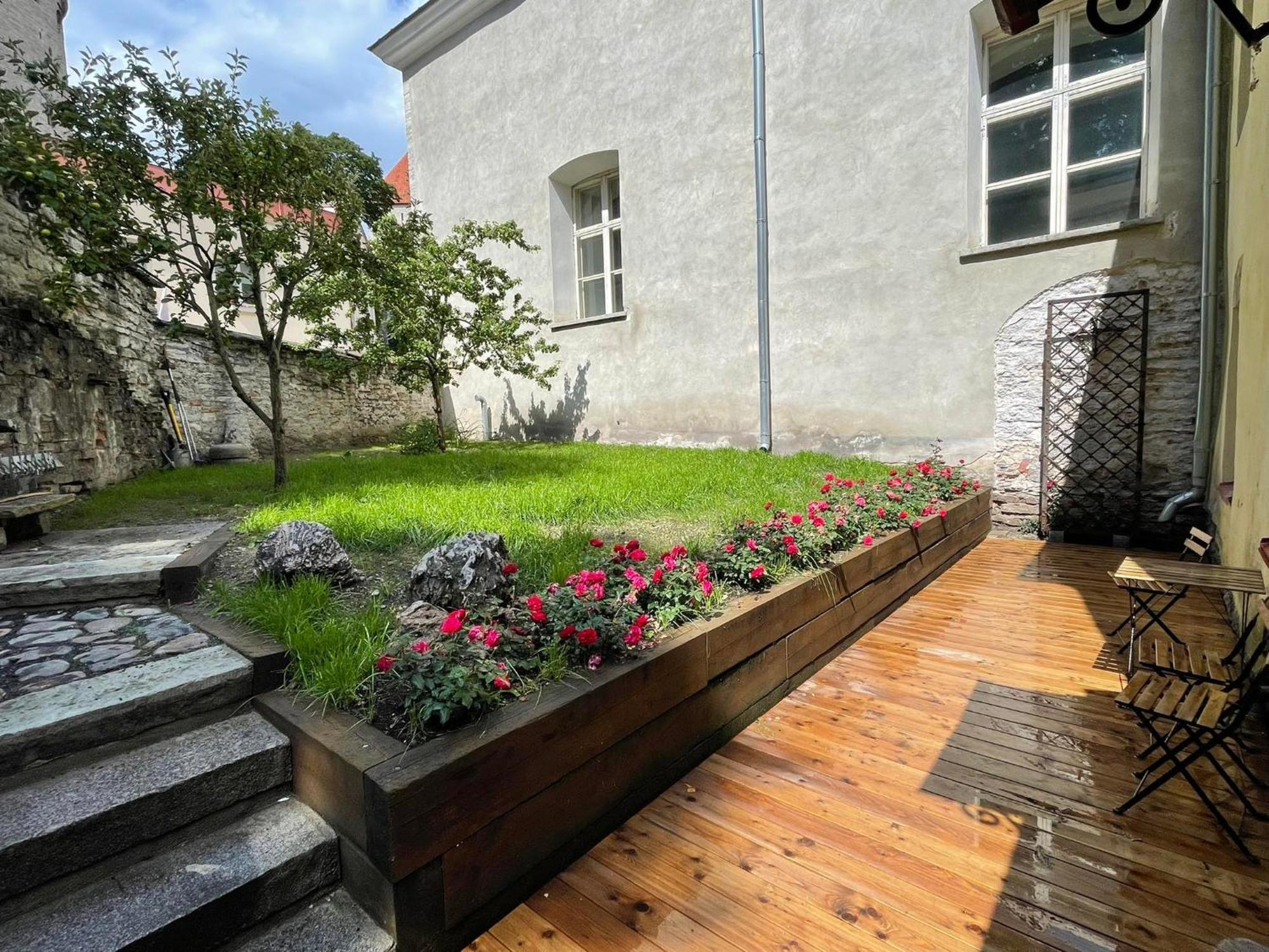 Historic Apartment With Private Garden In Old Town Tallinn Eksteriør bilde